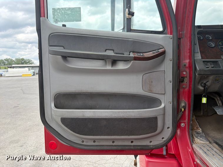 image for item DQ7869 2006 Freightliner CST120 semi truck