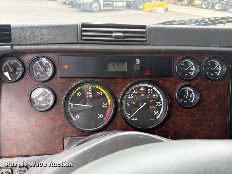 image for item DQ7869 2006 Freightliner CST120 semi truck