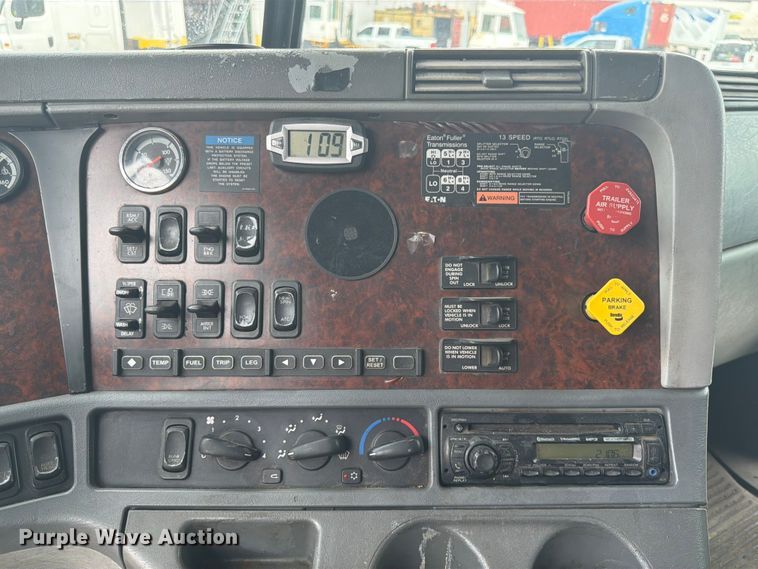 image for item DQ7869 2006 Freightliner CST120 semi truck