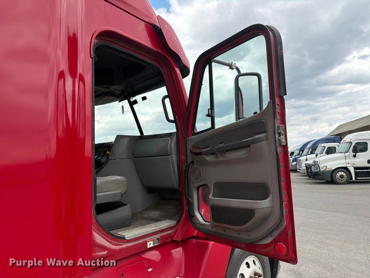 image for item DQ7869 2006 Freightliner CST120 semi truck