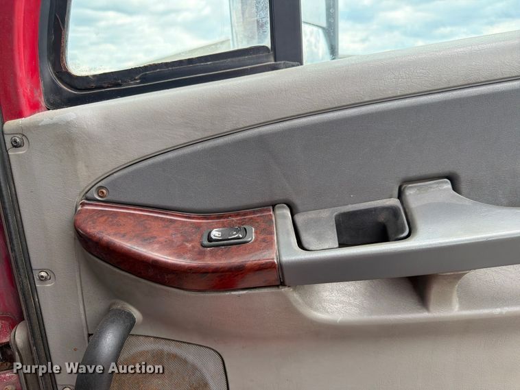 image for item DQ7869 2006 Freightliner CST120 semi truck
