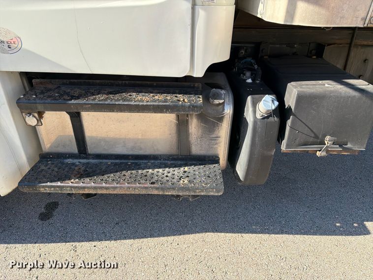 image for item DQ7878 2013 Freightliner M2 106 box truck