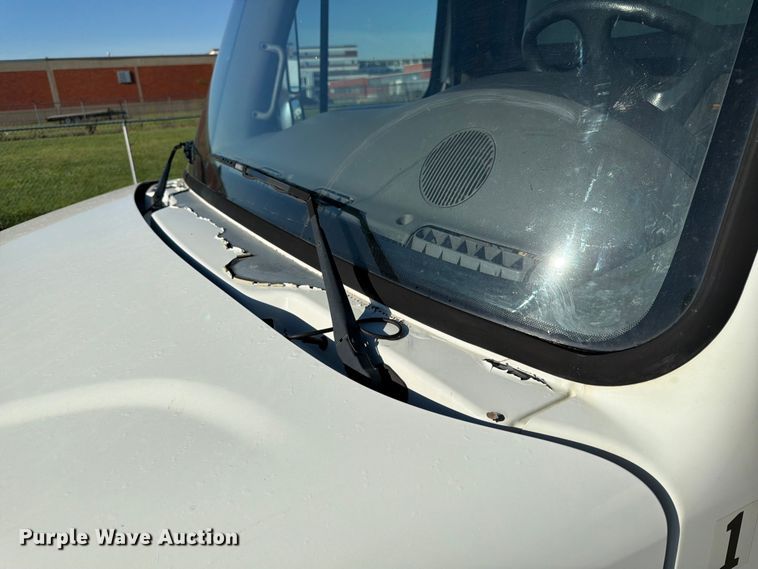 image for item DQ7878 2013 Freightliner M2 106 box truck