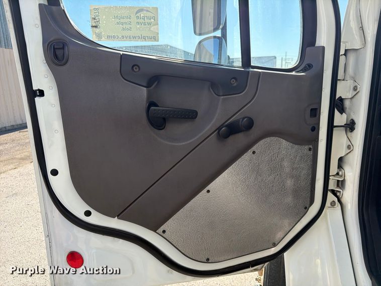 image for item DQ7878 2013 Freightliner M2 106 box truck