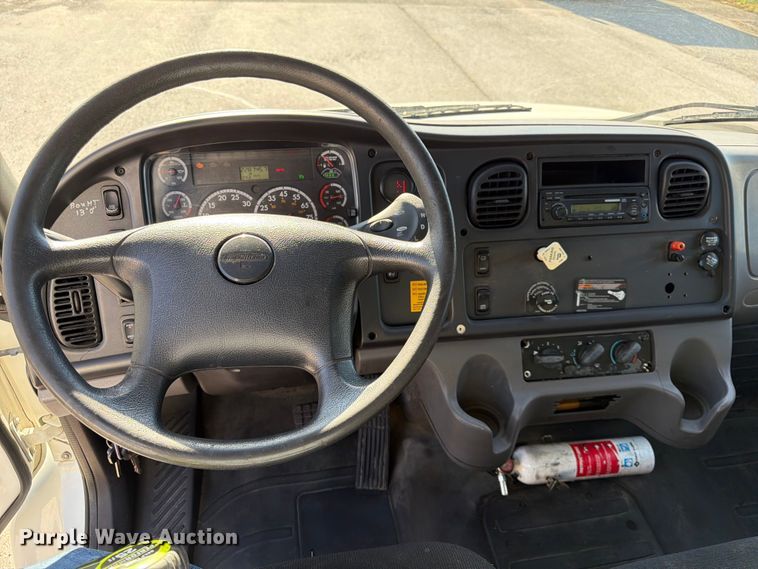 image for item DQ7878 2013 Freightliner M2 106 box truck