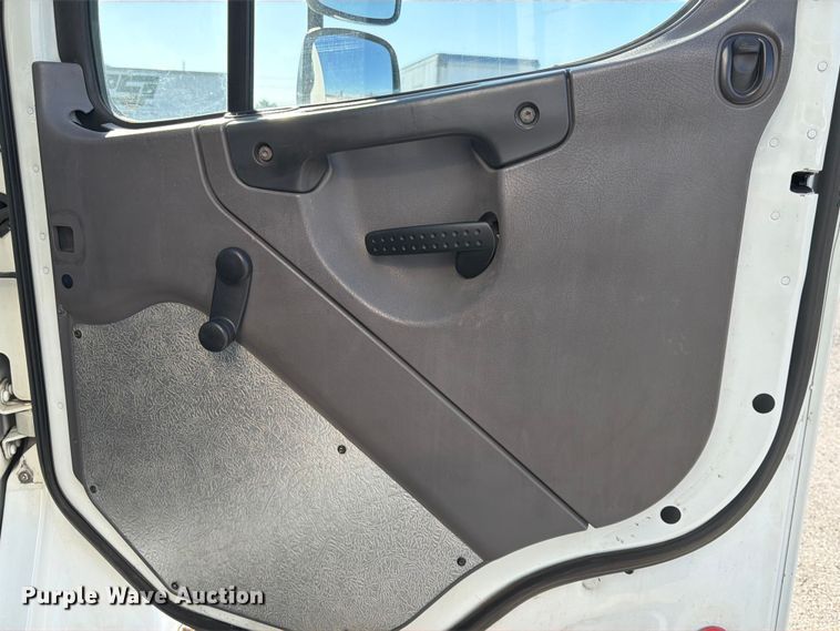 image for item DQ7878 2013 Freightliner M2 106 box truck