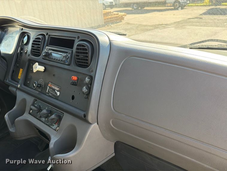 image for item DQ7878 2013 Freightliner M2 106 box truck