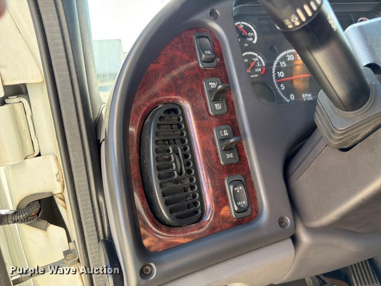 image for item DQ7879 2016 Freightliner M2 106 box truck