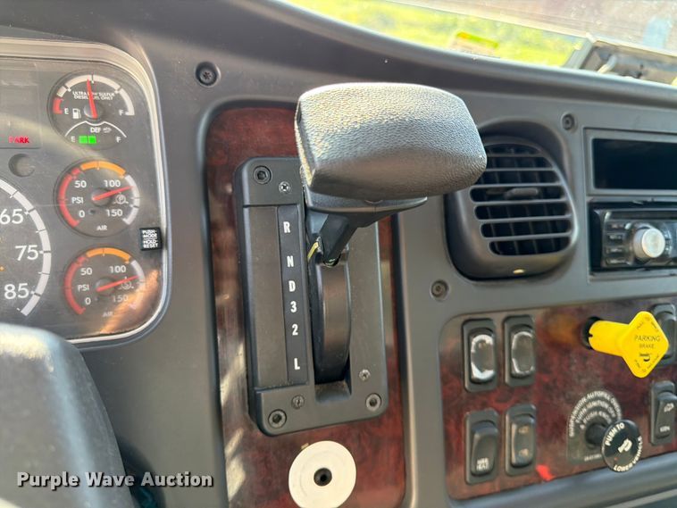 image for item DQ7879 2016 Freightliner M2 106 box truck