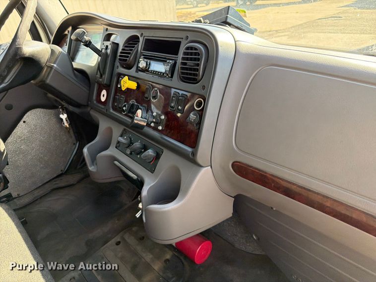 image for item DQ7879 2016 Freightliner M2 106 box truck