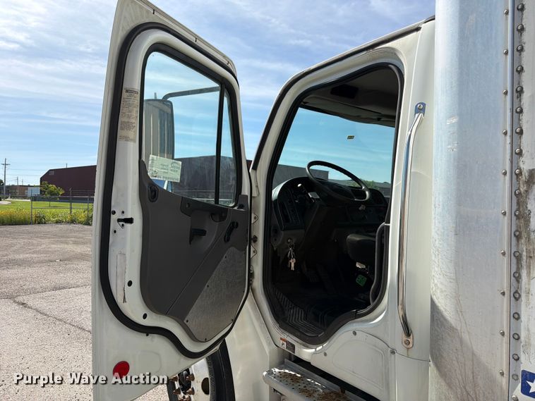 image for item DQ7880 2013 Freightliner M2 106 box truck