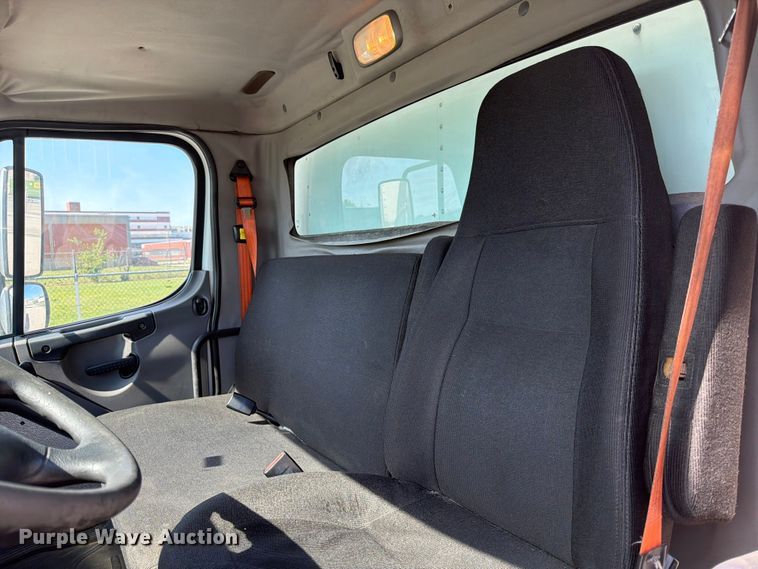 image for item DQ7880 2013 Freightliner M2 106 box truck