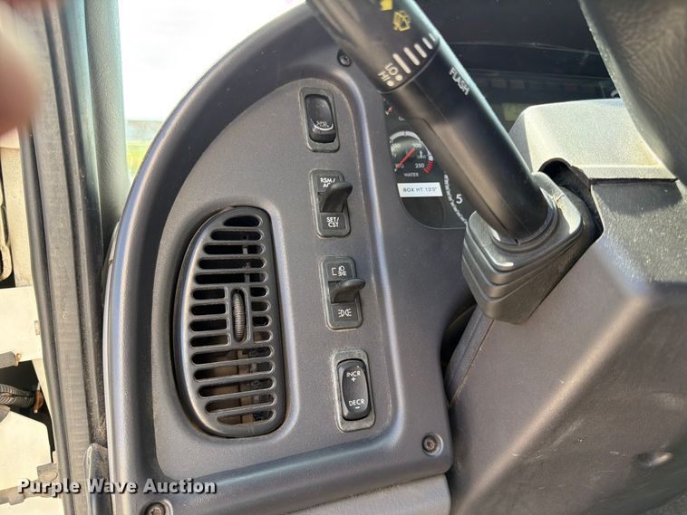image for item DQ7880 2013 Freightliner M2 106 box truck