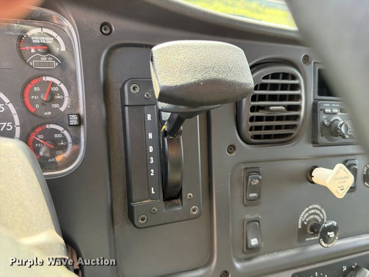 image for item DQ7880 2013 Freightliner M2 106 box truck