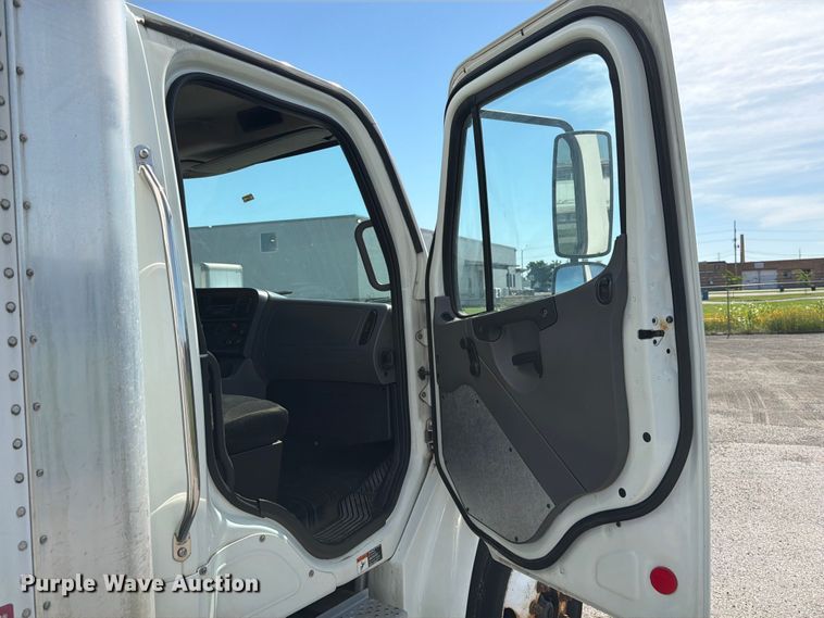 image for item DQ7880 2013 Freightliner M2 106 box truck