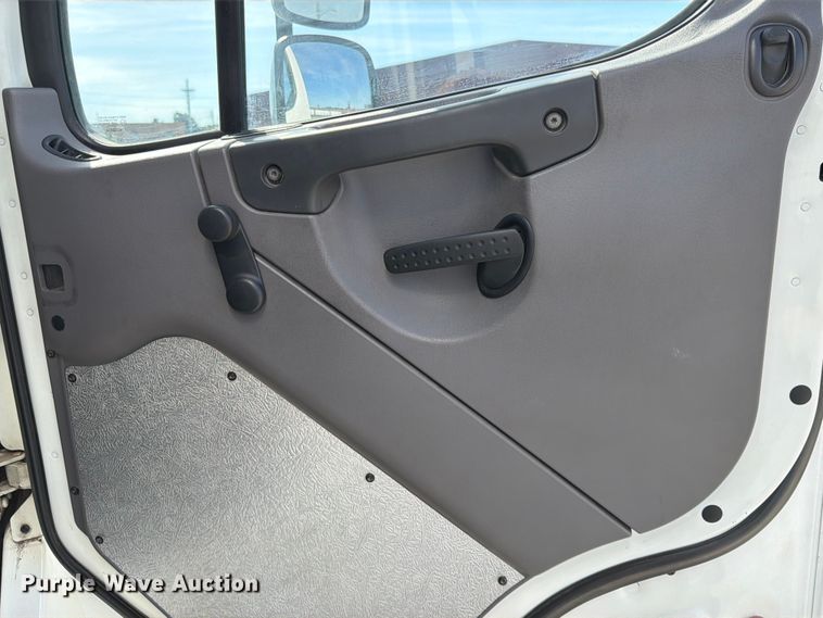 image for item DQ7880 2013 Freightliner M2 106 box truck