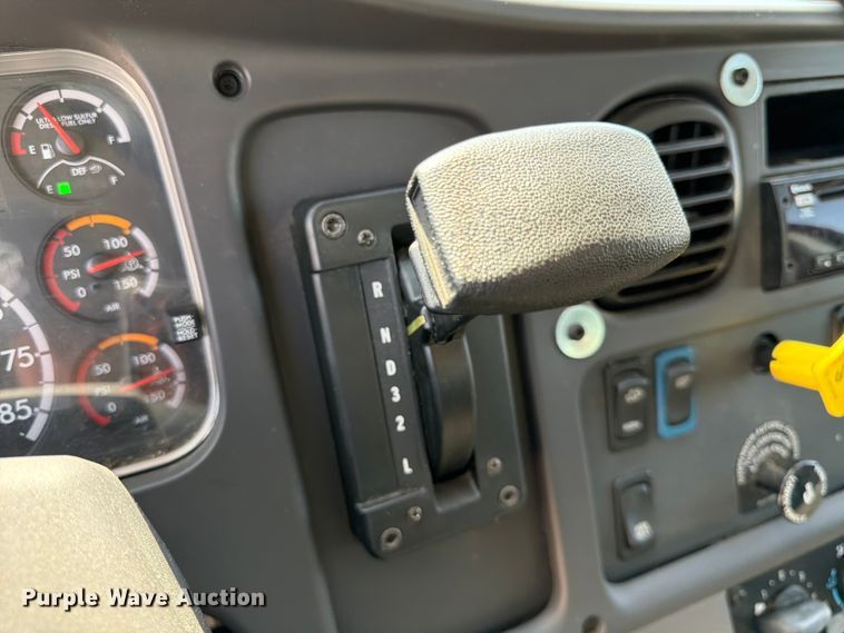 image for item DQ7881 2018 Freightliner M2 106 box truck