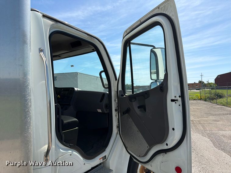 image for item DQ7881 2018 Freightliner M2 106 box truck