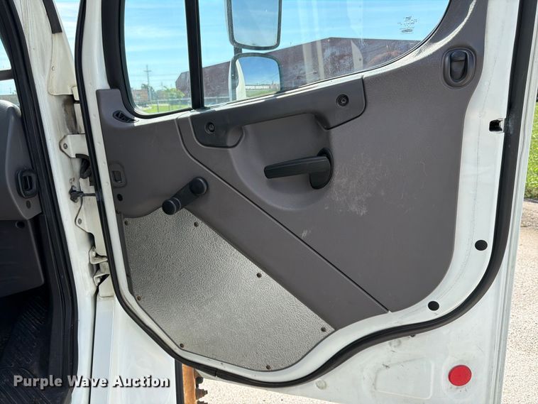 image for item DQ7881 2018 Freightliner M2 106 box truck