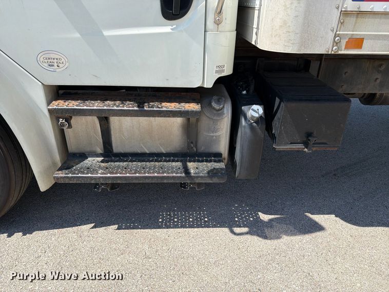 image for item DQ7882 2013 Freightliner M2 106 box truck