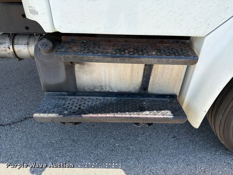 image for item DQ7882 2013 Freightliner M2 106 box truck
