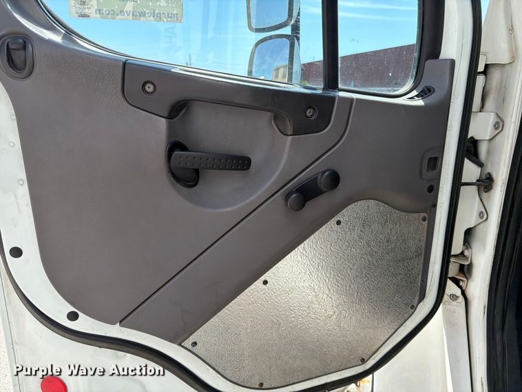 image for item DQ7882 2013 Freightliner M2 106 box truck