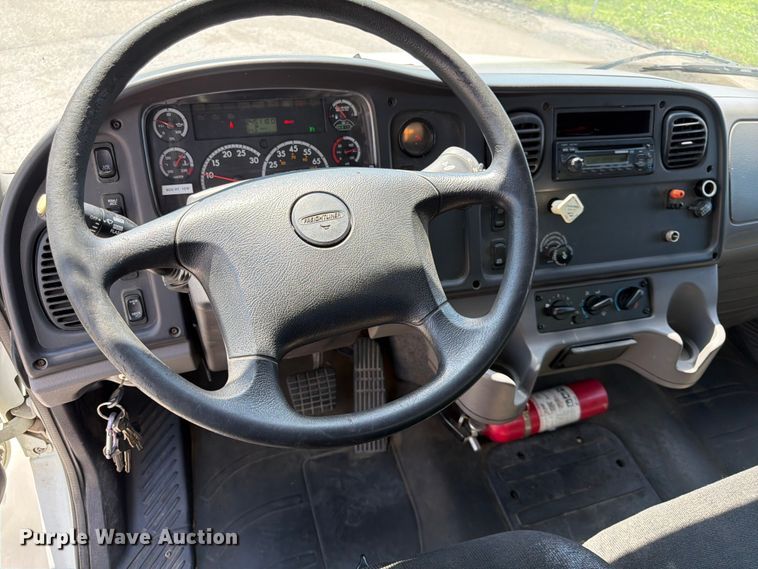 image for item DQ7882 2013 Freightliner M2 106 box truck