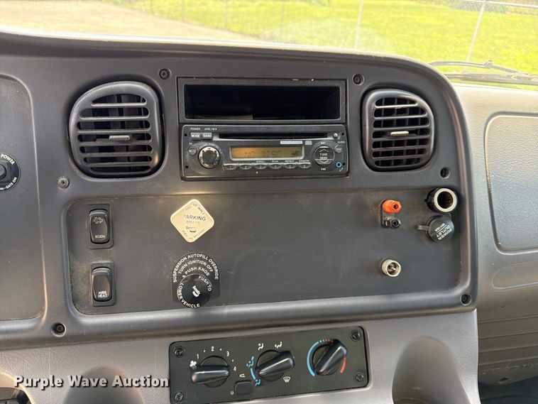 image for item DQ7882 2013 Freightliner M2 106 box truck