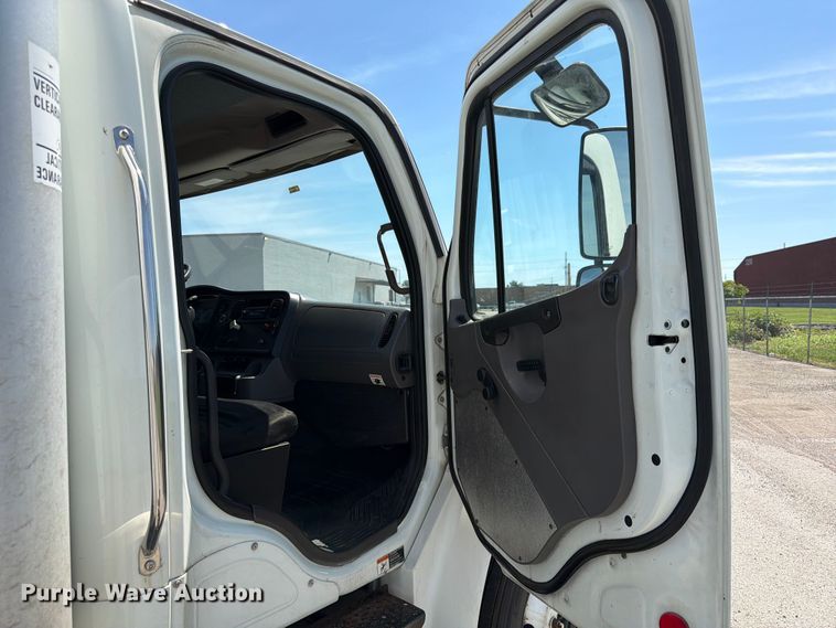 image for item DQ7882 2013 Freightliner M2 106 box truck