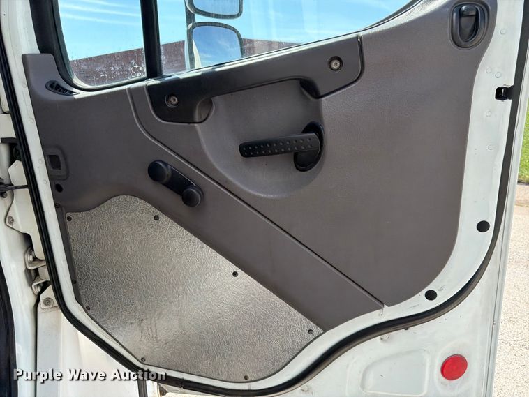 image for item DQ7882 2013 Freightliner M2 106 box truck