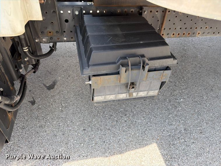 image for item DQ7884 2019 Isuzu NPR-XD Crew Cab box truck