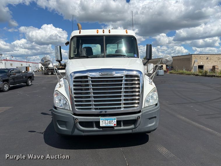 image for item DQ7896 2013 Freightliner Cascadia semi truck