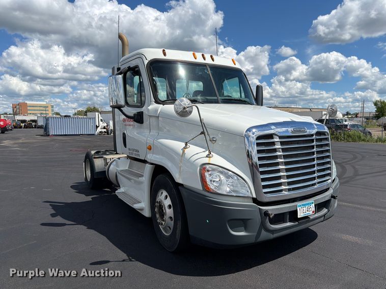 image for item DQ7896 2013 Freightliner Cascadia semi truck