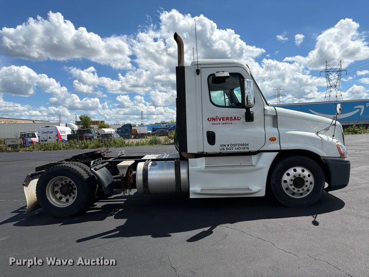image for item DQ7896 2013 Freightliner Cascadia semi truck