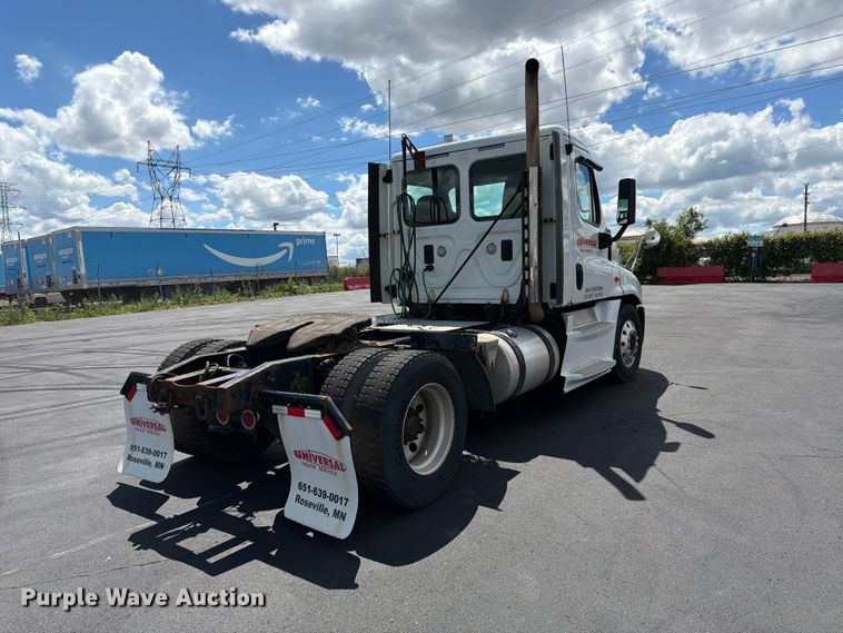 image for item DQ7896 2013 Freightliner Cascadia semi truck