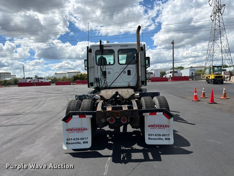 image for item DQ7896 2013 Freightliner Cascadia semi truck