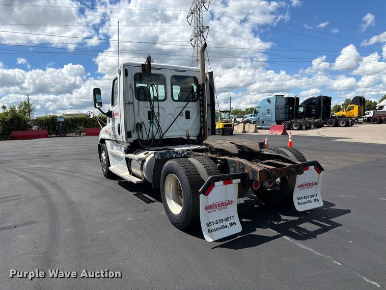 image for item DQ7896 2013 Freightliner Cascadia semi truck