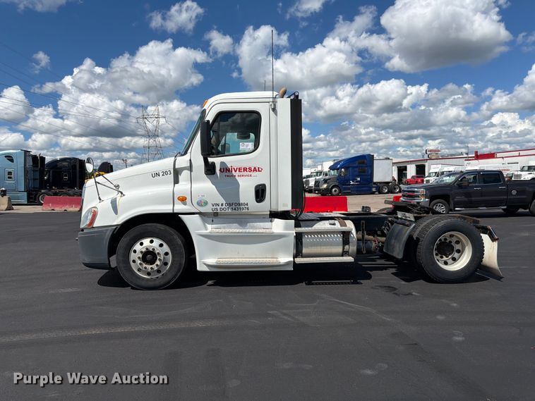 image for item DQ7896 2013 Freightliner Cascadia semi truck