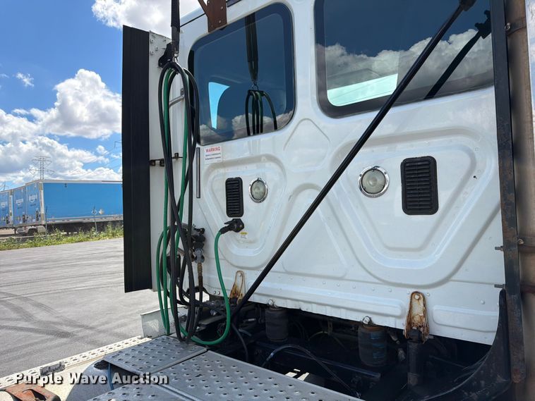 image for item DQ7896 2013 Freightliner Cascadia semi truck