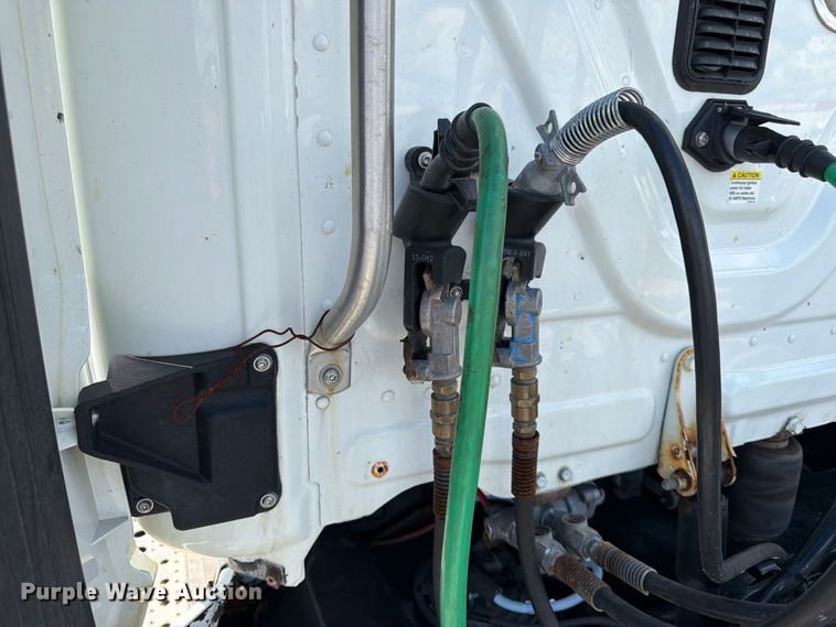 image for item DQ7896 2013 Freightliner Cascadia semi truck