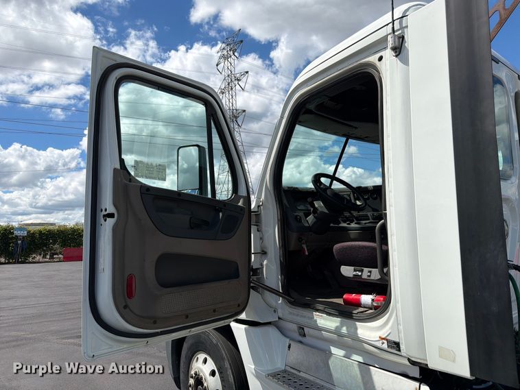 image for item DQ7896 2013 Freightliner Cascadia semi truck
