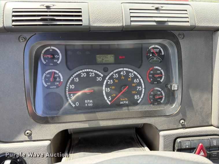 image for item DQ7896 2013 Freightliner Cascadia semi truck