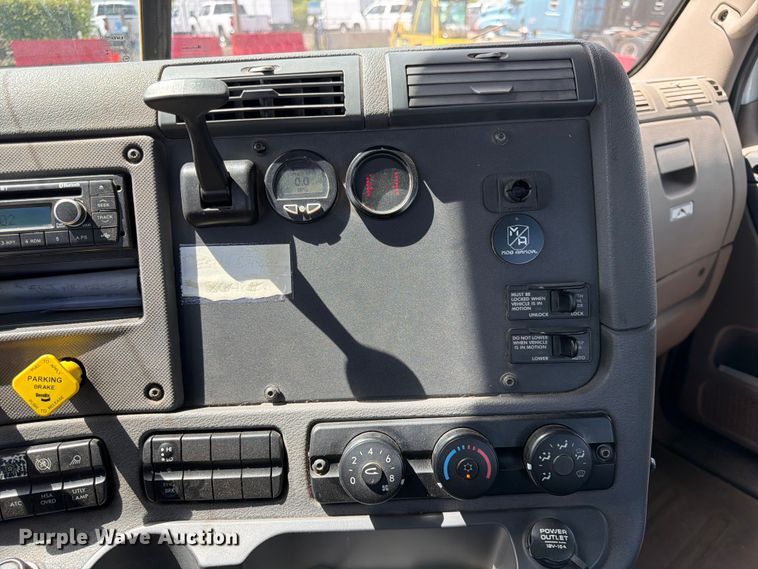 image for item DQ7896 2013 Freightliner Cascadia semi truck