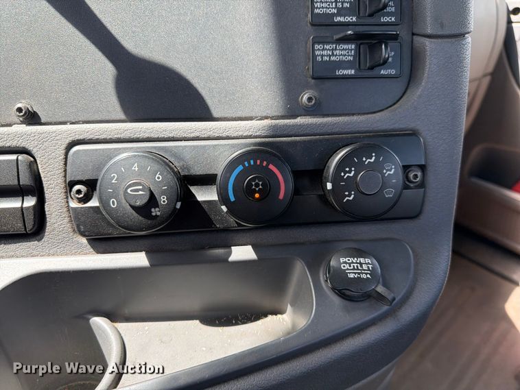 image for item DQ7896 2013 Freightliner Cascadia semi truck