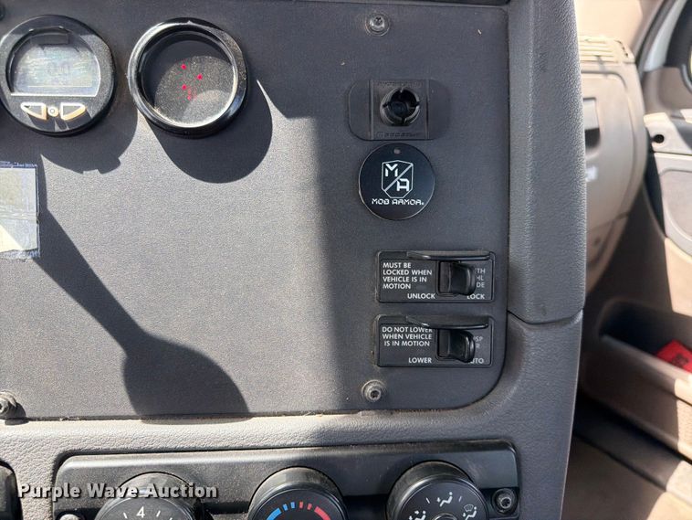 image for item DQ7896 2013 Freightliner Cascadia semi truck