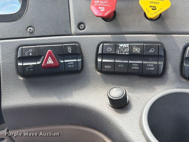 image for item DQ7896 2013 Freightliner Cascadia semi truck