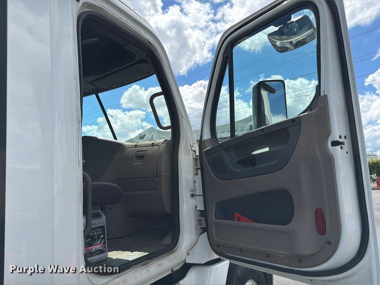 image for item DQ7896 2013 Freightliner Cascadia semi truck