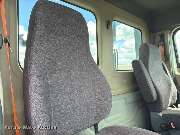 image for item DQ7896 2013 Freightliner Cascadia semi truck