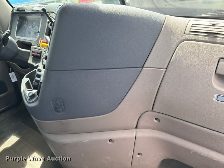 image for item DQ7896 2013 Freightliner Cascadia semi truck