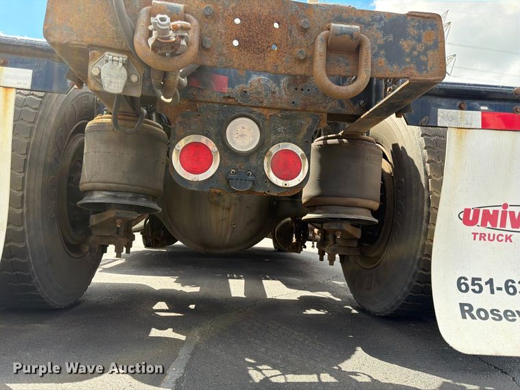 image for item DQ7896 2013 Freightliner Cascadia semi truck